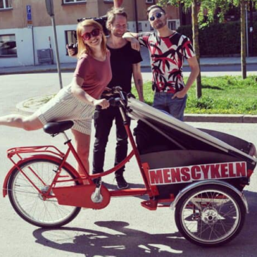 Clara Henry förklarar menscykeln – med hjälp av menscykeln